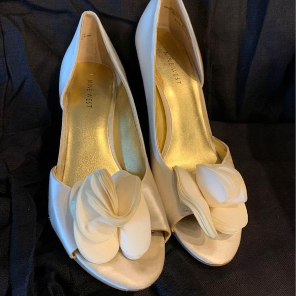 Nine West white satin heels - Picture 1 of 4